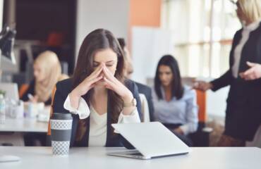 Những phiền nhiễu gây mất tập trung phổ biến nhất trong văn phòng là gì?